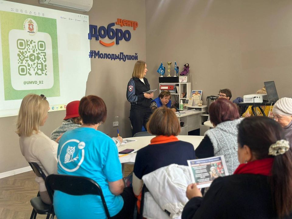 Сотрудники Госавтоинспекции провели профилактический разговор с гражданами «серебряного возраста» об основах безопасности на дороге и противодействии мошенничеству