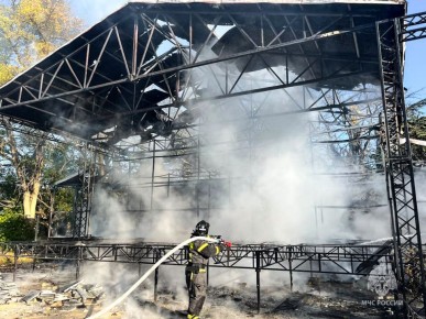 В Севастополе сгорела уличная сцена