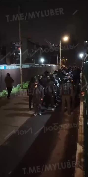 Более сотни активистов «Русской Общины» в чёрных куртках и балаклавах прошлись патрулём по Люберцам