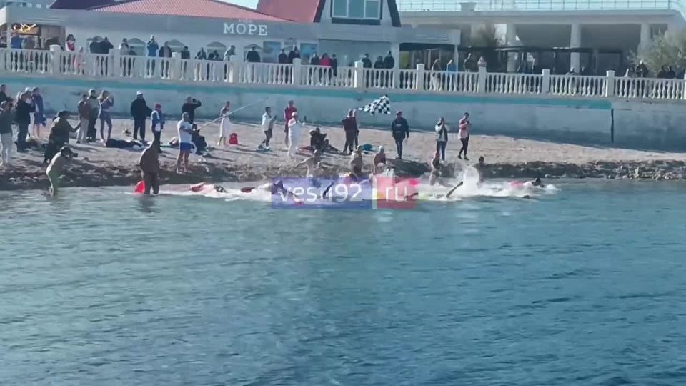 Соревнования по зимнему плаванию сегодня проходят на пляже парка Победы