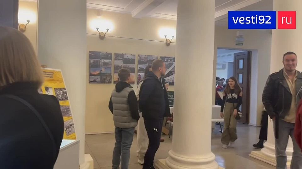 Прямо сейчас в стенах ретро-кинотеатра «Украина» проходит Ночь искусств