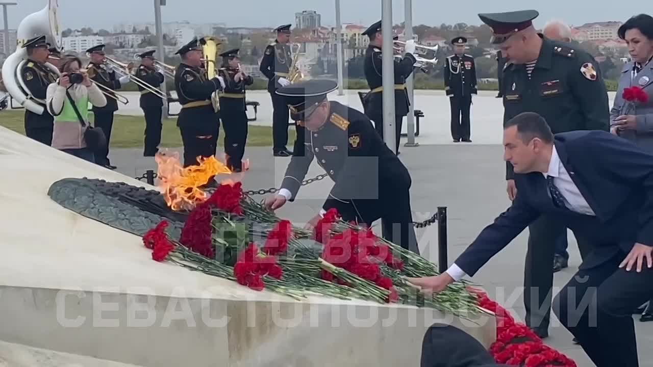 Севастополе к Вечному огню у памятника Примирения возложили венки и цветы в честь Дня народного единства