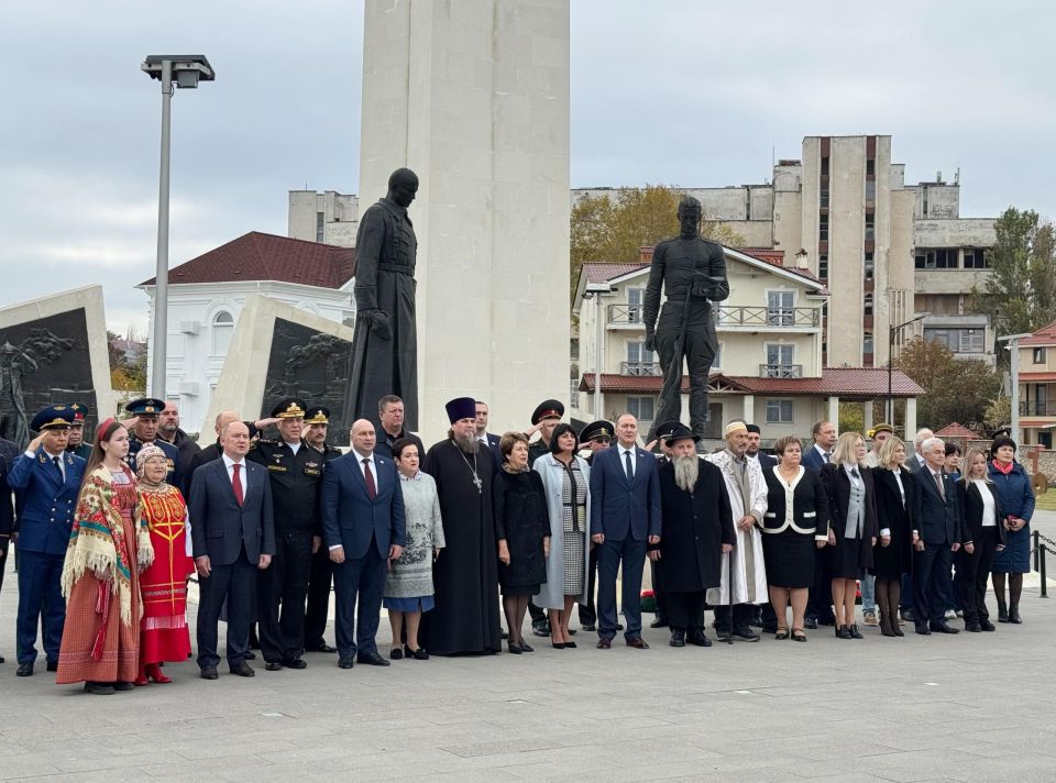 Татьяна Лобач: Вместе с Губернатором города Севастополя Михаилом Развожаевым, командующим Черноморским флотом адмиралом Сергеем Пинчуком, руководителями федеральных и силовых структур Севастополя, спикером Заксобрания...