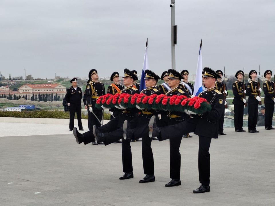 Дмитрий Белик: В День народного единства вместе с Губернатором города Севастополя Михаилом Владимировичем Развожаевым, спикером Законодательного Собрания Владимиром Владимировичем Немцевым, командующим Черноморским флотом...