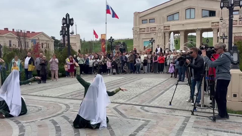 Прямо сейчас в Новом Херсонесе проходит фестиваль «Единство народов Таврического полуострова»