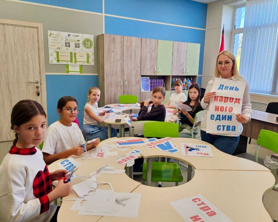 День народного единства. Ежегодно 4 ноября наша страна отмечает День народного единства. Более 190 народов и народностей, проживающих на территории Российской Федерации, объединяет общая история, память и верность традициям