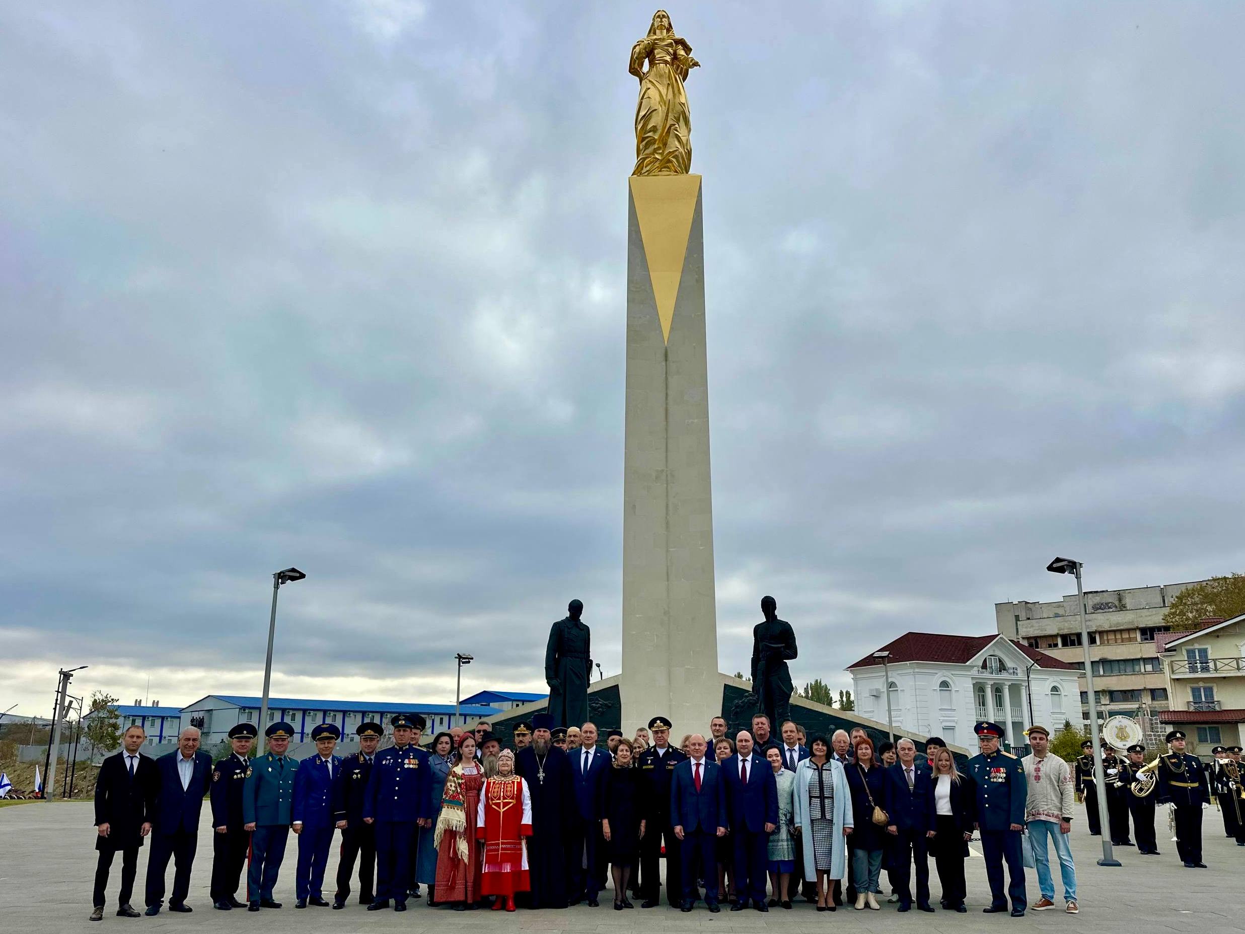 Владимир Немцев: В День народного единства возложили цветы и венок к памятнику «100-летия окончания Гражданской войны на Юге России» вместе с Губернатором Севастополя Михаилом Развожаевым, командующим Черноморским флотом...
