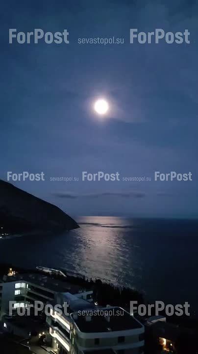 Лунная дорожка у Медведь-горы