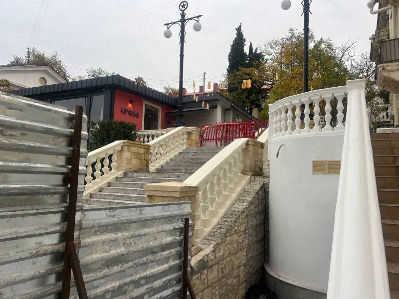 На Таврической лестнице начались работы по устранению дефектов