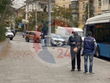 На площади Ушакова произошло ДТП