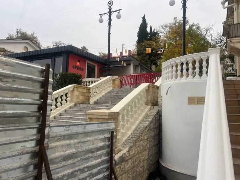 На Таврической лестнице подрядчик устраняет дефекты