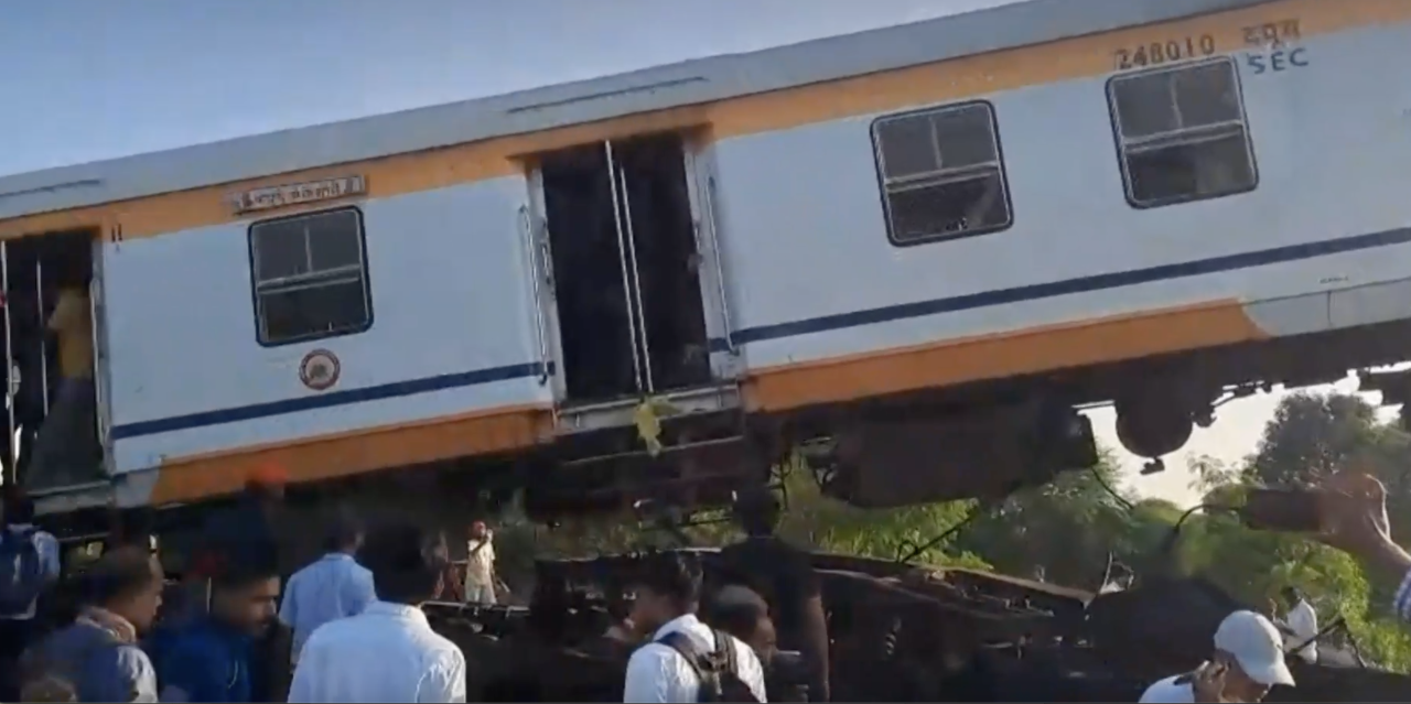 В Индии столкнулись грузовой и пассажирский поезда