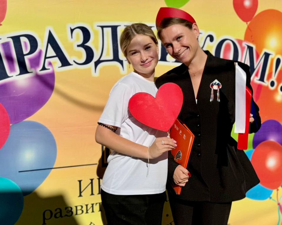 Единство в узорах России. В преддверии Дня народного единства в Педагогическом колледже ИРО состоялось уже ставшее традиционным дефиле в национальных костюмах народов России, а именно народов Севастополя и Крыма Перед...