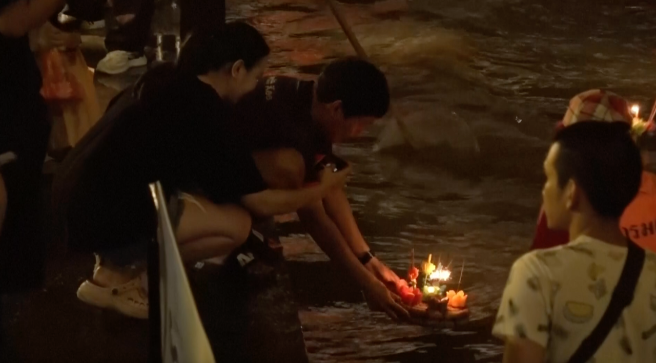 Тысячи жителей Тайланда запустили лодочки в водоёмы