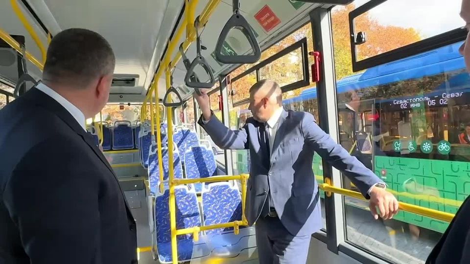 Посетил праздничную выставку техники Севэлектроавтотранса на площади Нахимова