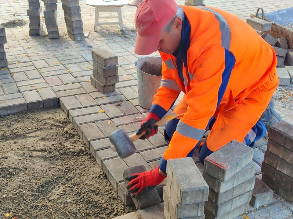Водоканал: Рабочие моменты. ремонтно-строительная бригада восстанавливает тротуарную плитку после проведения аварийно-ремонтных работ (пл