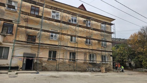 В доме № 17 на улице Крестовского капитально ремонтируют фасад