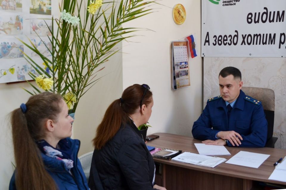 Сегодня, 6 ноября 2025 года, заместитель прокурора города Севастополя Анатолий Абраменко провел выездной прием членов Севастопольской региональной общественной организации «Всероссийское общество слепых»