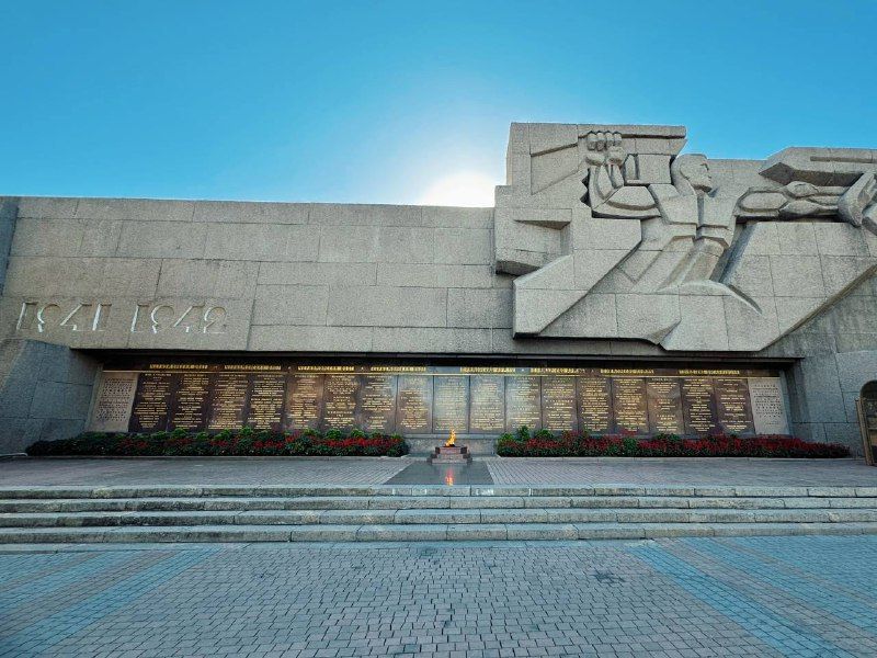 Мемориал героям Второй обороны Севастополя: история на площади Нахимова