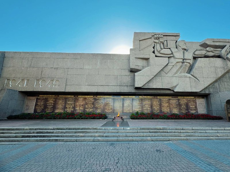 Мемориал героям Второй обороны Севастополя: история на площади Нахимова