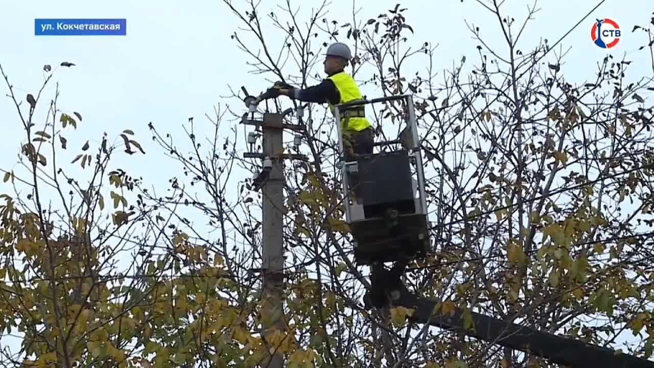 Во дворе домов на улице Кокчетавской приступили к замене старых фонарей