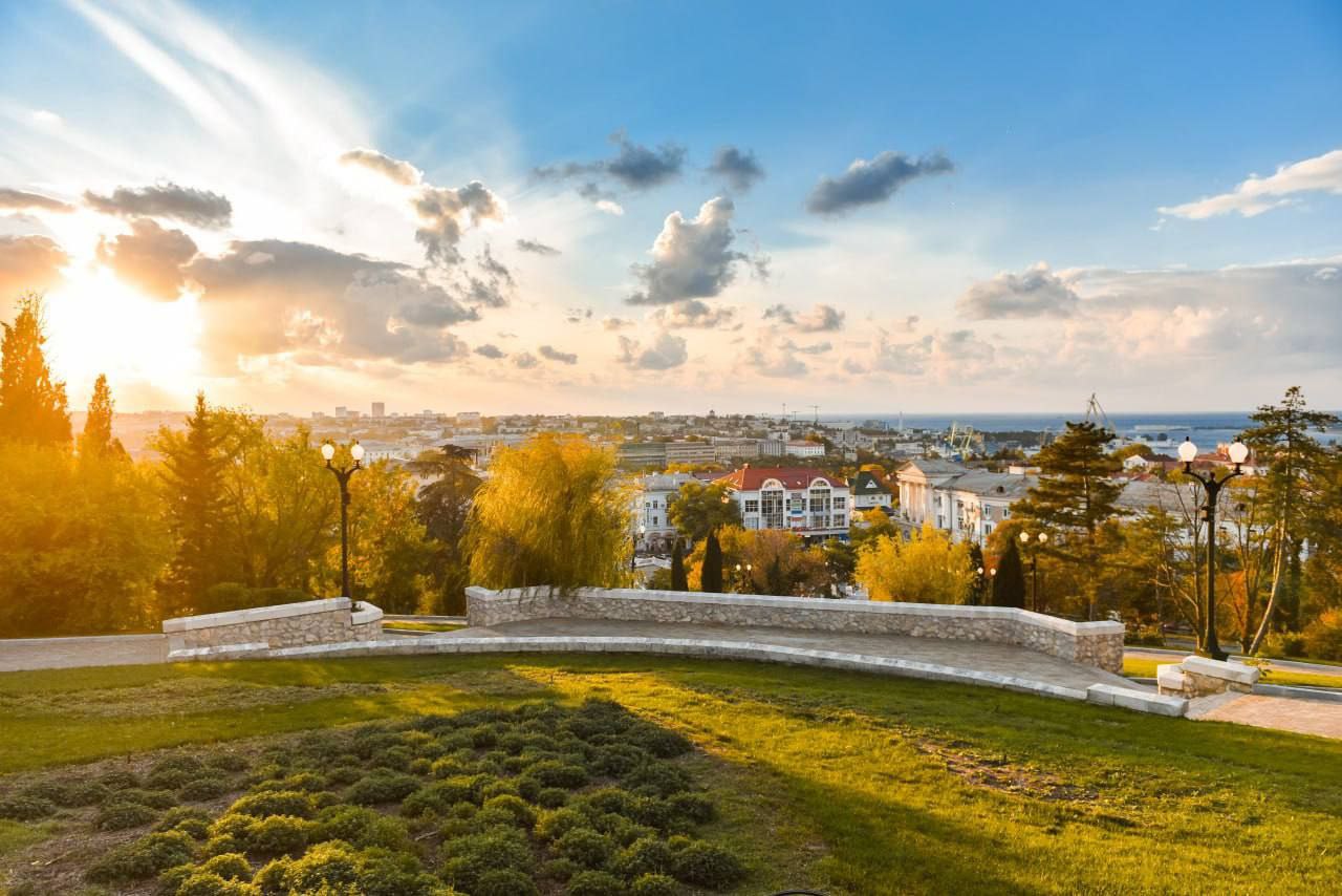 В Севастополе ноябрь дарит особенное очарование: мягкое солнце, тихие бухты и золотистые виноградники
