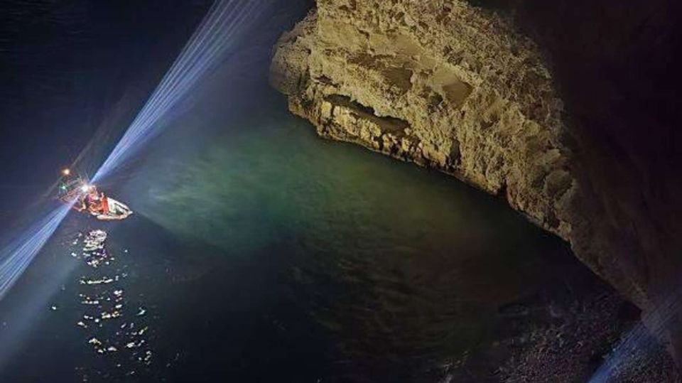 Ловушка на отвечной скале: в Крыму в шторм спасли мужчину на мысе Фиолент