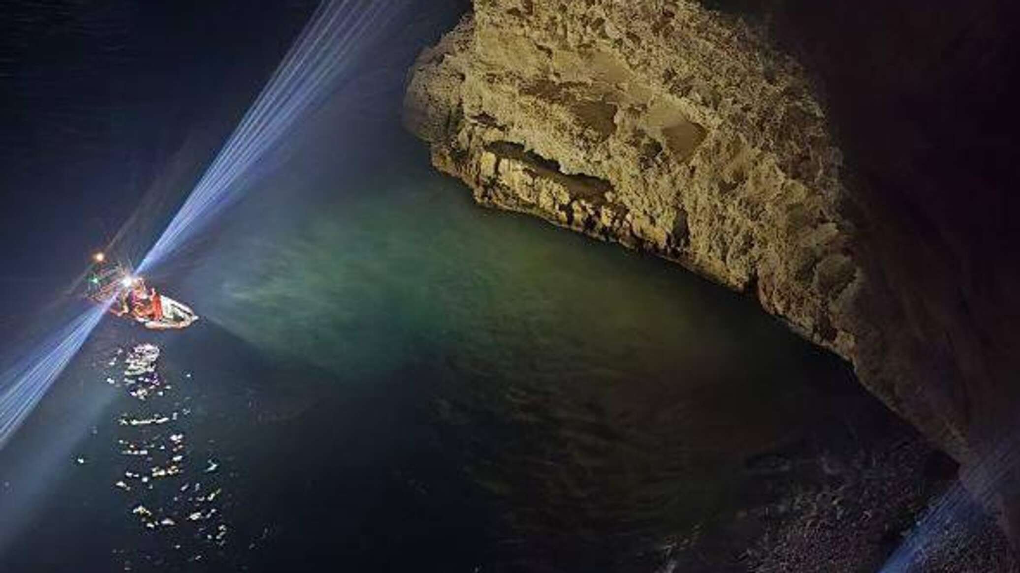 Ловушка на отвечной скале: в Крыму в шторм спасли мужчину на мысе Фиолент