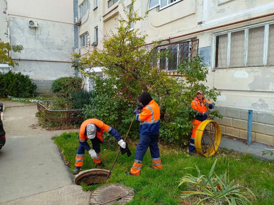 Водоканал: Рабочие моменты. Устранение засоров на ул.Генерала Мельника, ул.Харченко, ул.Генерала Жидилова Фото Михаила Петрова