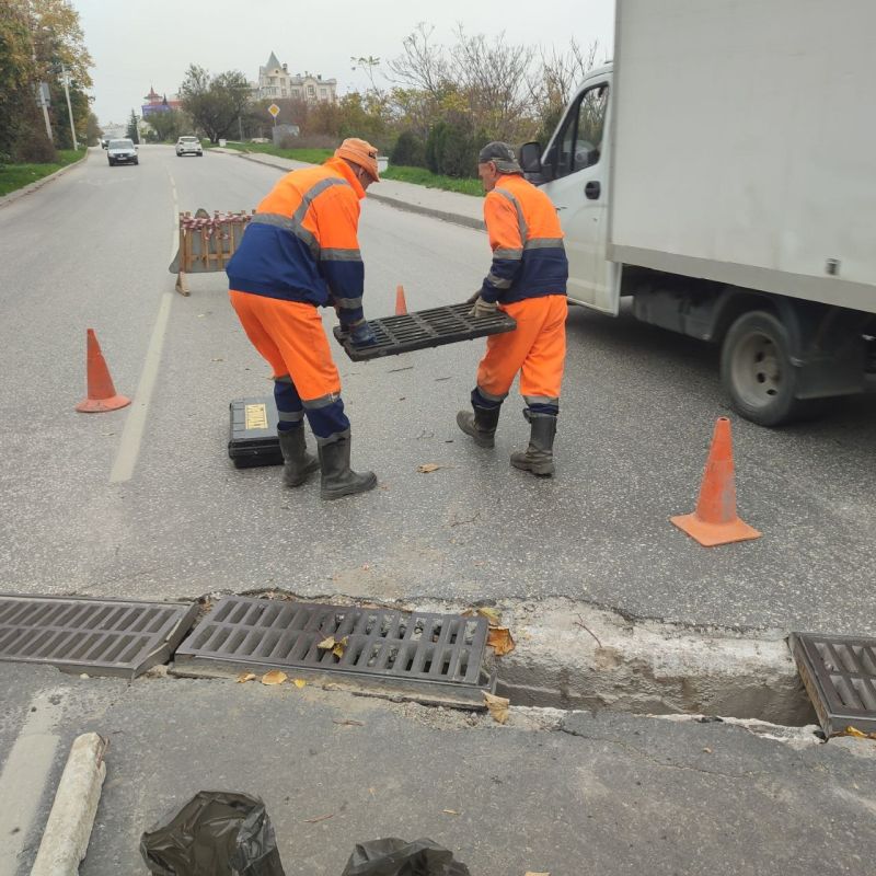 Водоканал: Рабочие моменты. Замена ливневых решеток на ул.Степаняна Фото Николая Ерёмин