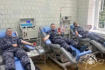 В донорской акции приняли участие росгвардейцы в Ялте