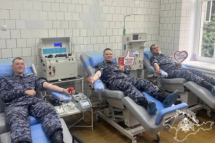 В донорской акции приняли участие росгвардейцы в Ялте