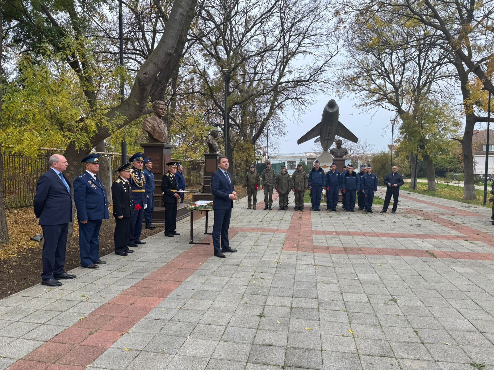 Торжественный митинг. В парке у памятника авиаторам-гвардейцам в рамках проведения мероприятий, посвященных Году защитника Отечества, в преддверии празднования Дня поселка Кача, местной администрацией Качинского МО проведён...