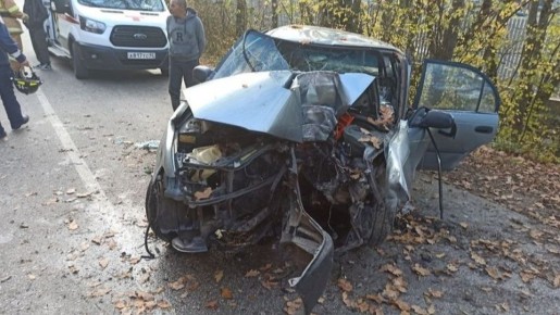 Водитель легковушки оказался зажат в машине после ДТП под Севастополем