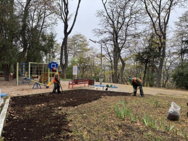 Специалисты «Парков и скверов» проводят сезонные работы