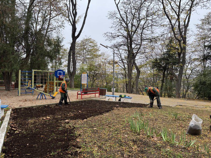 Специалисты «Парков и скверов» проводят сезонные работы