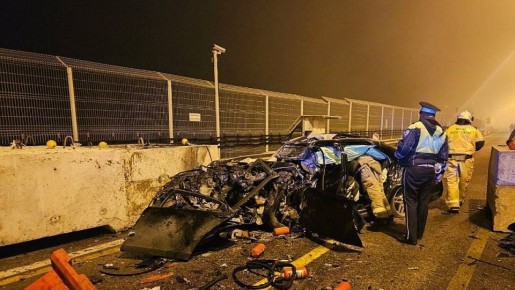 На Крымском мосту Mercedes врезался в ограждение: погибли два человека