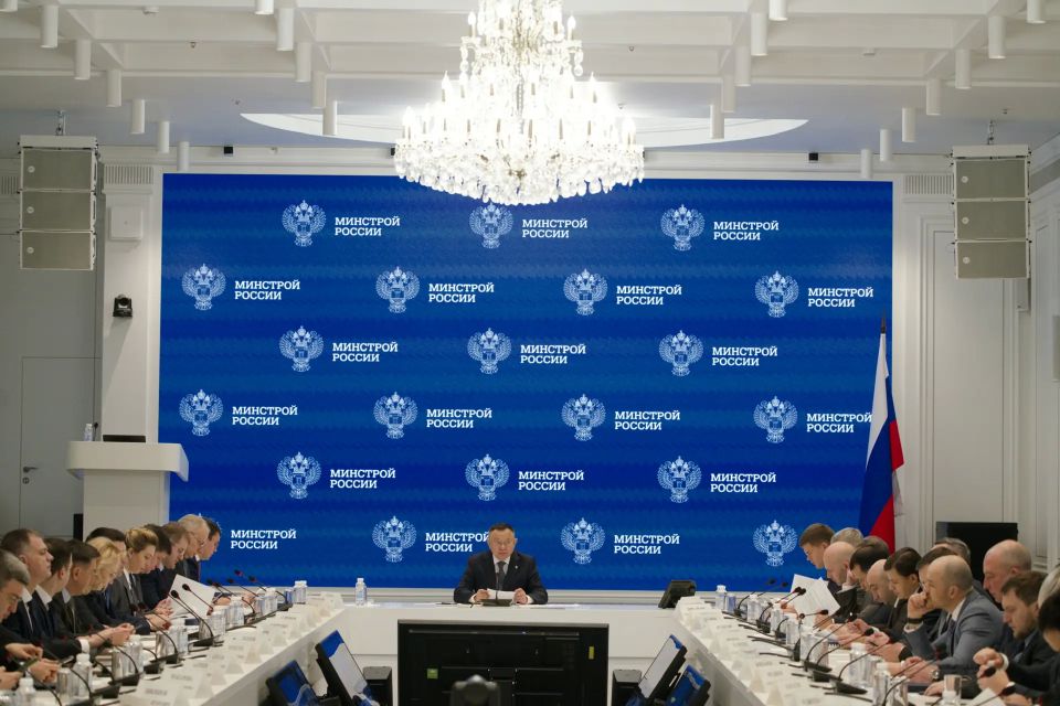 В Минстрое России прошло еженедельное оперативное совещание под председательством Министра строительства и ЖКХ РФ Ирека Файзуллина