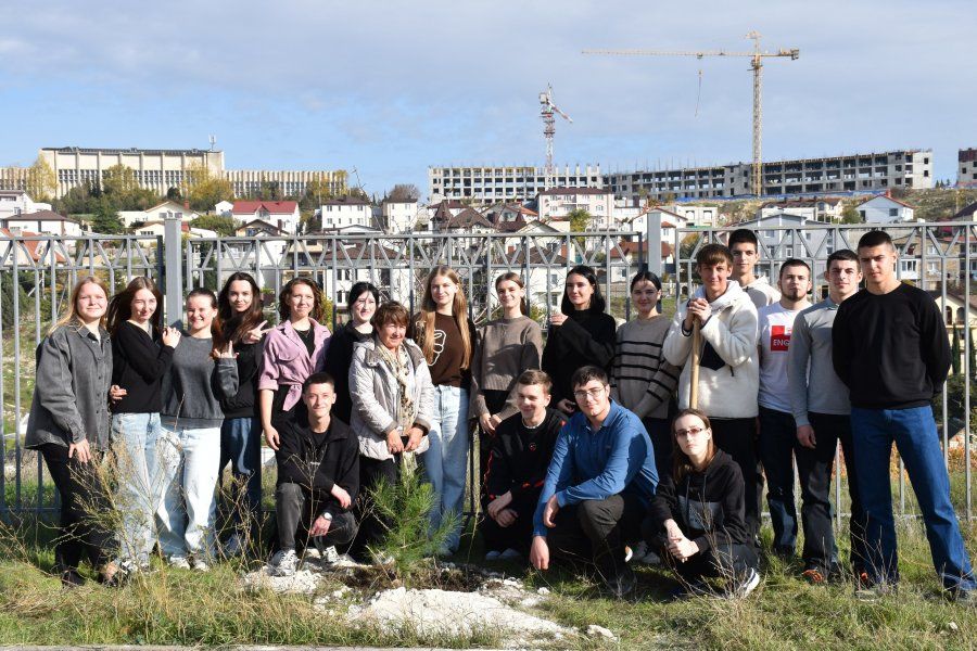 На территории многопрофильного колледжа высадили 80 саженцев сосны