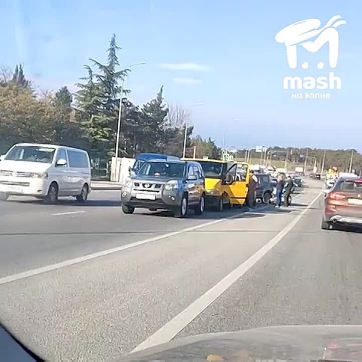 На Камышовом шоссе в Севастополе — паровозик из шести машин