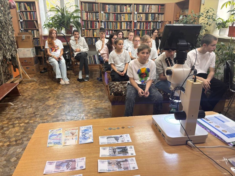 В рамках конкурса детского рисунка "Монеты Победы глазами детей" сотрудники Департамента финансов, МВД и Севастопольского отделения ЦБ РФ посетили Центр помощи детям, оставшимся без попечения родителей, "Наш дом"!