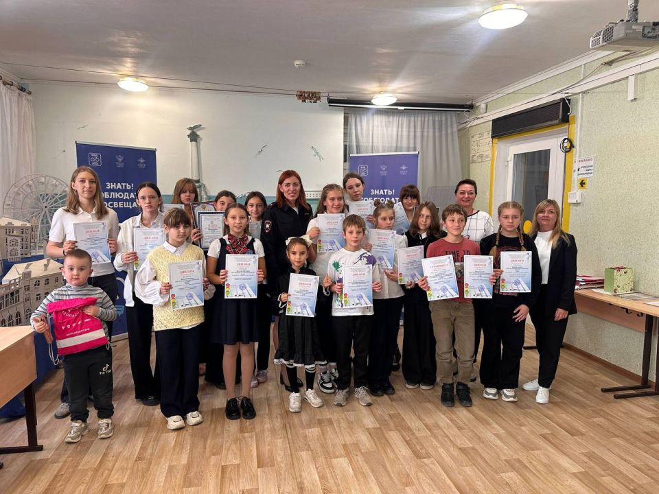 Сотрудники Госавтоинспекции вручили грамоты и подарки победителям регионального конкурса детского рисунка «Дорога глазами детей»