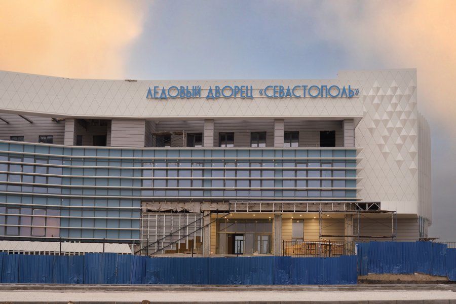 Строители приступили к устройству ледового поля на катке на Лабораторном шоссе