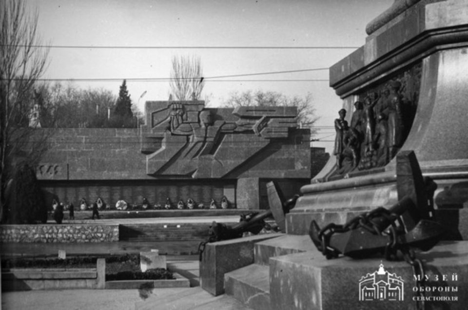 Екатерина Алтабаева: 11 ноября 1967 года на площади Павла Степановича Нахимова состоялось торжественное открытие Мемориальной стены в память о героической обороне Севастополя 1941-1942 гг. Монумент по праву считается одним...