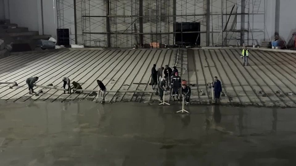 На катке по Лабораторному шоссе в Севастополе строители приступили к устройству ледового поля