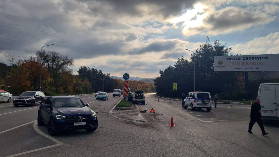 Госавтоинспекция Севастополя установила предварительные обстоятельства ДТП с участием рейсового автобуса, в котором пострадали три пассажира, в том числе несовершеннолетний