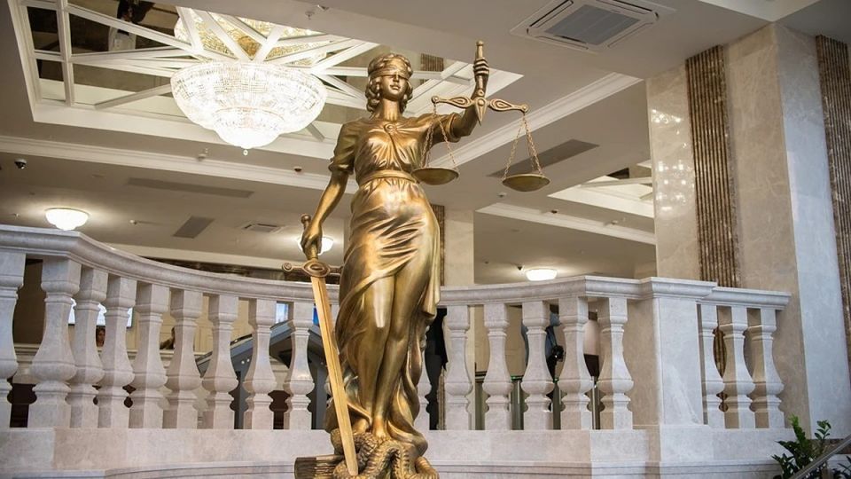 В Евпатории девушка украла пистолет с патронами: ее будут судить