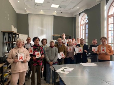 Активное долголетие в Севастополе: старшее поколение осваивает искусство линогравюры