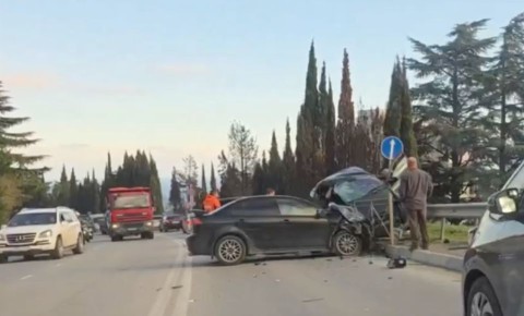 Автомобиль повис на отбойнике при ДТП в Крыму