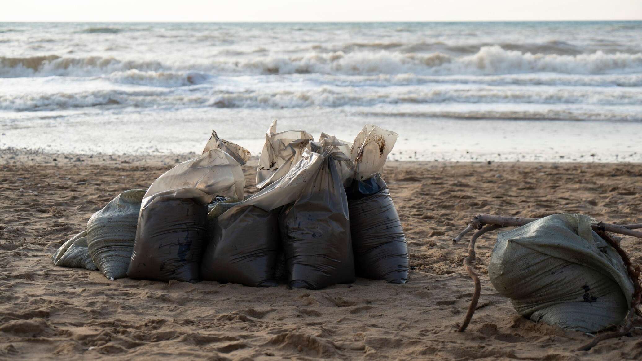 Весь собранный с пляжей Севастополя замазученный грунт утилизировали